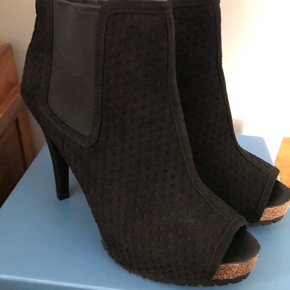 Simply Vera heeled ankle booties. Peep toe